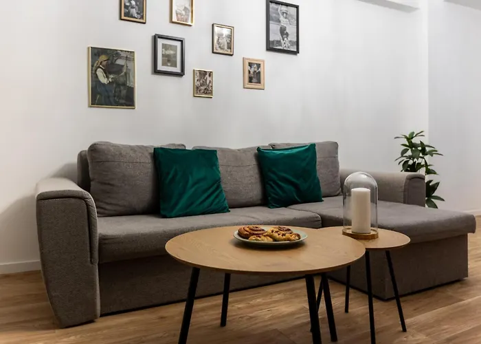 Splendid Historical Smarald 2 Bedroom Old Town