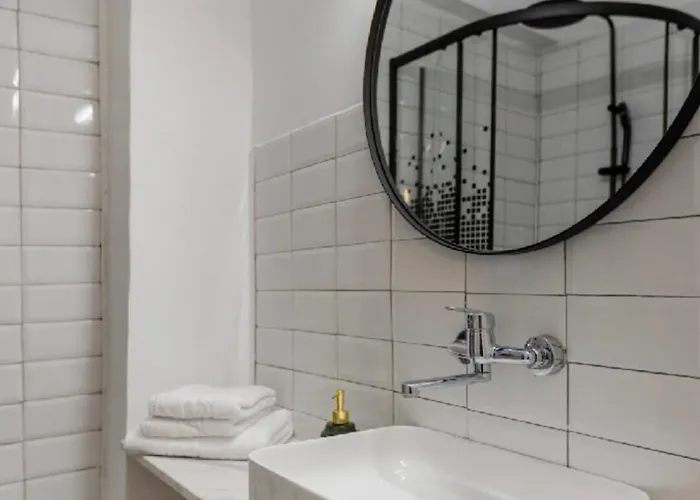 Splendid Historical Smarald 2 Bedroom Old Town